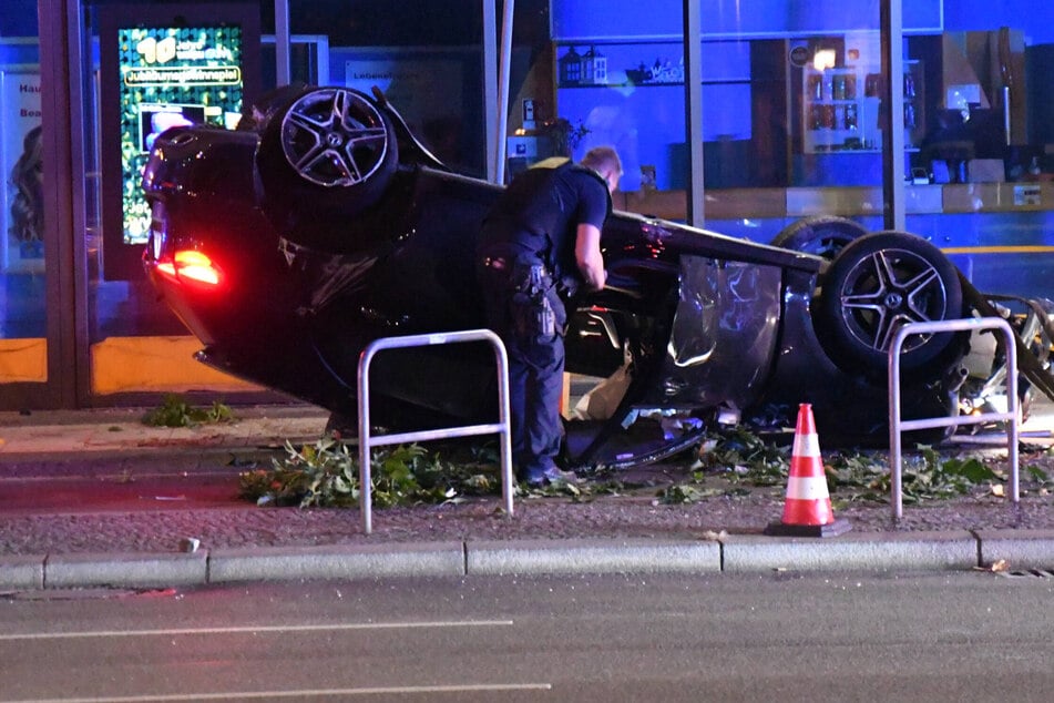 Berlin: Zwei Verletzte: Mercedes überschlägt sich und bleibt auf dem Dach liegen