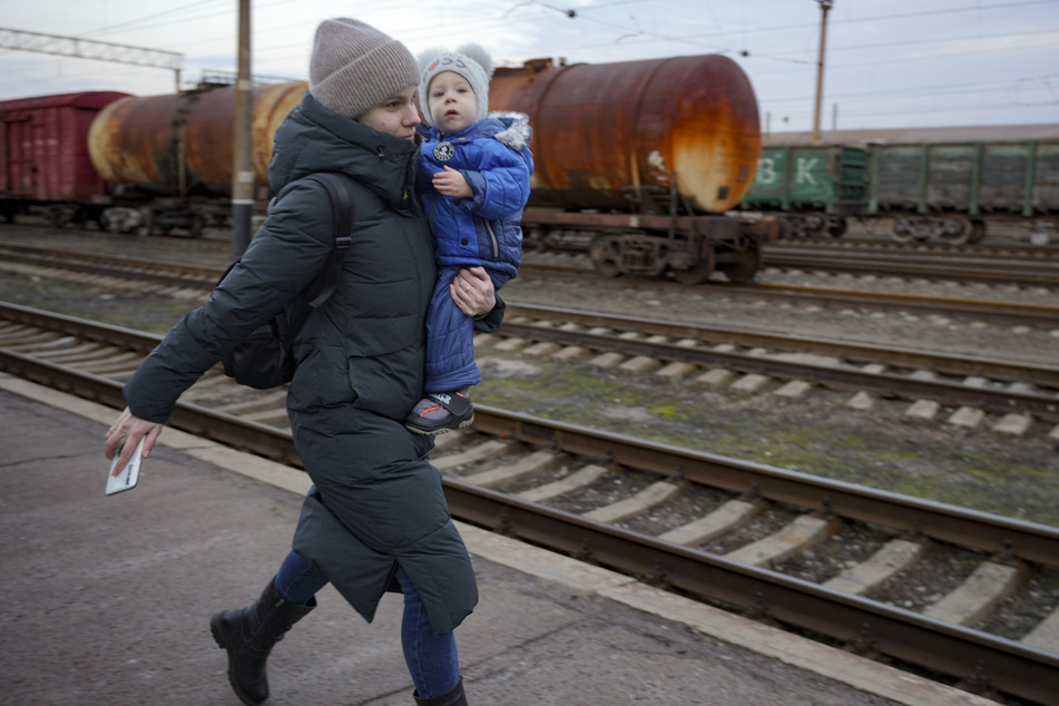 Auch diese Frau aus Kramatorsk versucht, die Stadt in der Region Donezk in der Ostukraine mit dem Zug zu verlassen.