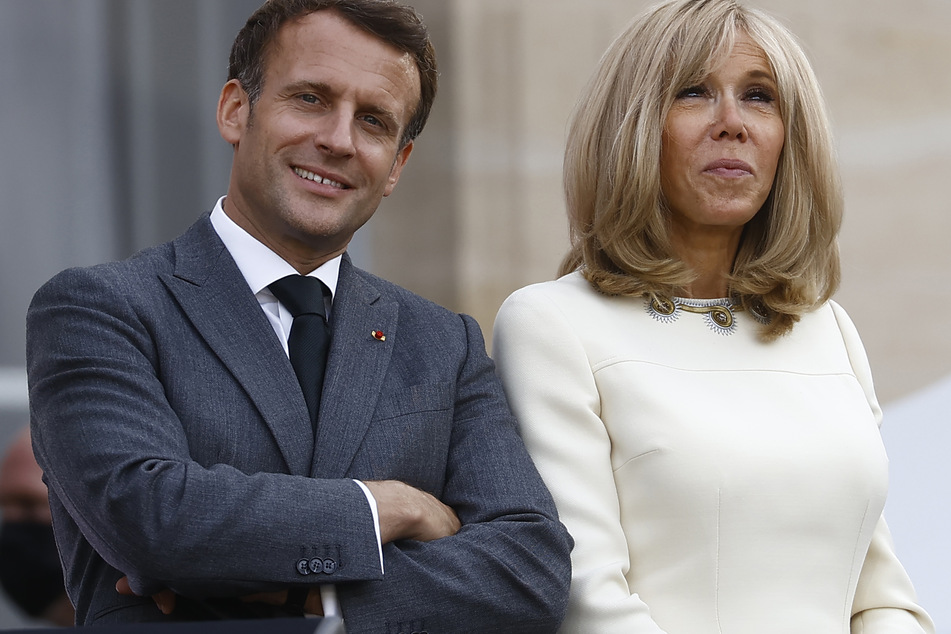 Frankreichs Präsident Emmanuel Macron (43) und seine Ehefrau Brigitte (63) bei den Konzerten der Fête de la Musique im Hof des Palastes.