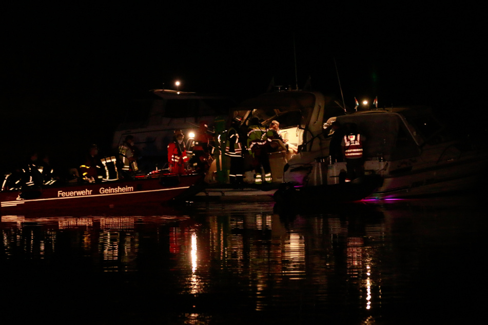 Einsatzkräfte retteten vier Personen von dem Boot.