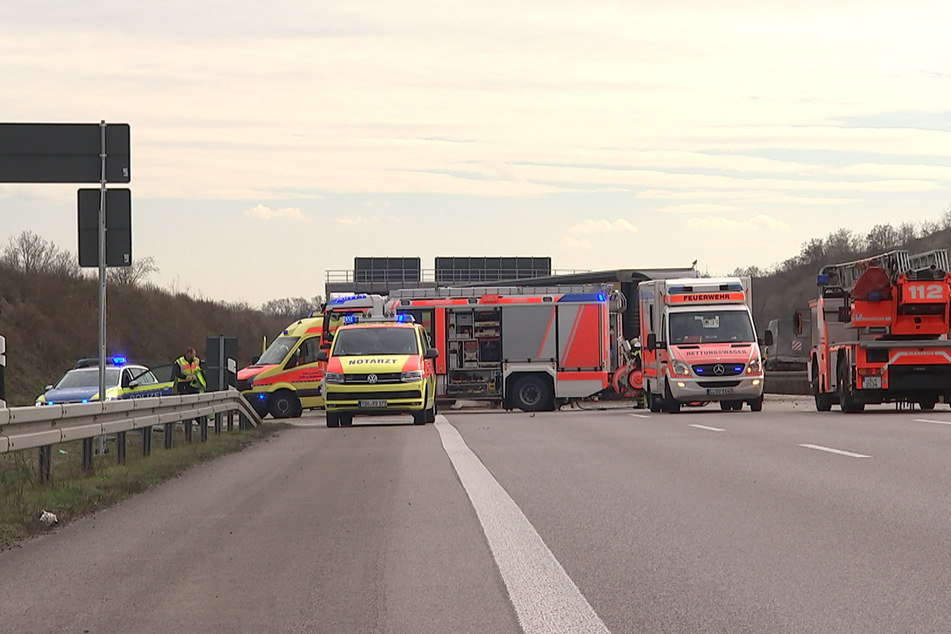 Die Autobahn musste vorübergehend vollständig gesperrt werden.