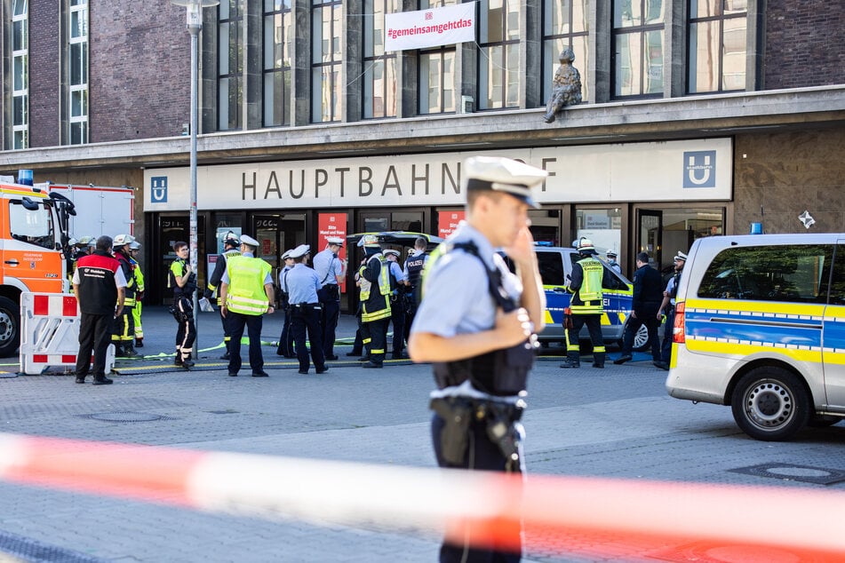 Einsatzkräfte der Polizei und Feuerwehr stehen vor dem Hauptbahnhof in Düsseldorf.