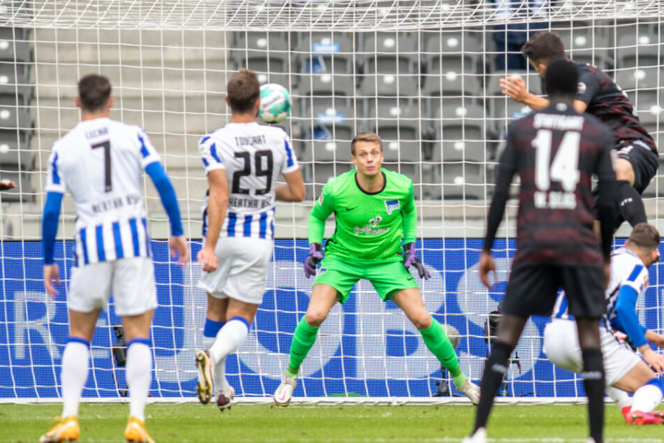 Stuttgarts Marc Oliver Kempf trifft zum 1:0.