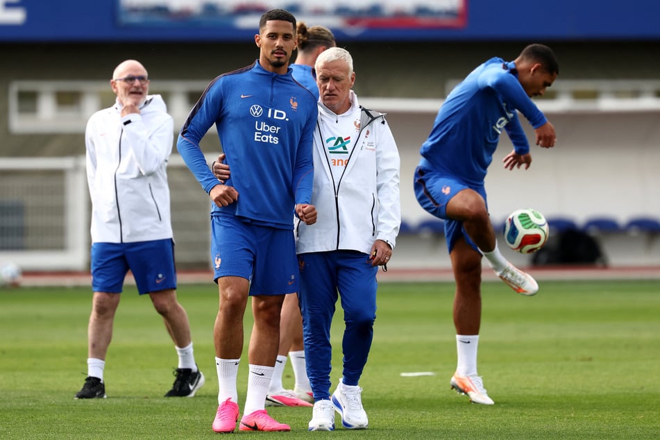 Frankreichs Nationaltrainer Didier Deschamps (57, rechts) freut's. William Saliba (25, links) ist offenbar wieder voll einsatzbereit.