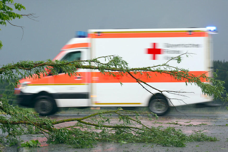 Der Rettungsdienst brachte die Frau ins Krankenhaus. (Symbolbild)