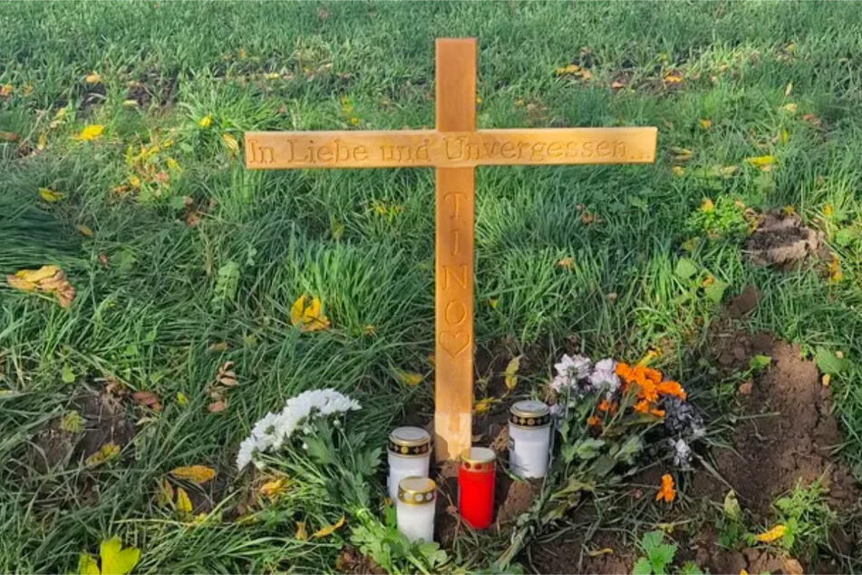 Ein Kreuz am Tatort erinnert an den Mord an Tino E. (†49).