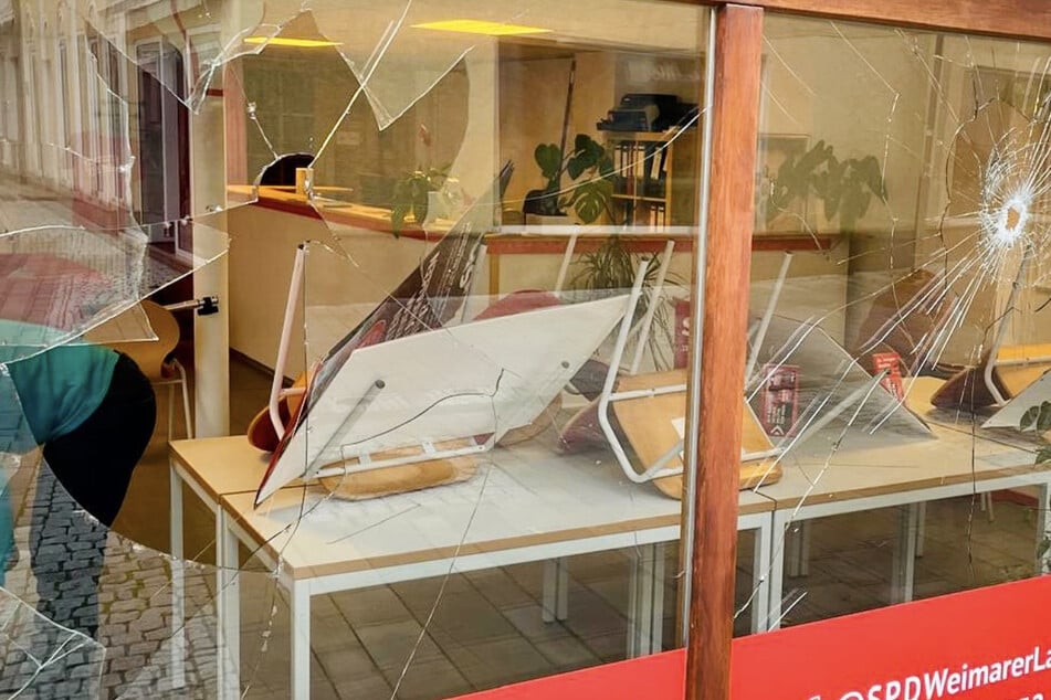 Die Scheiben des Bürgerbüros wurden zerstört.