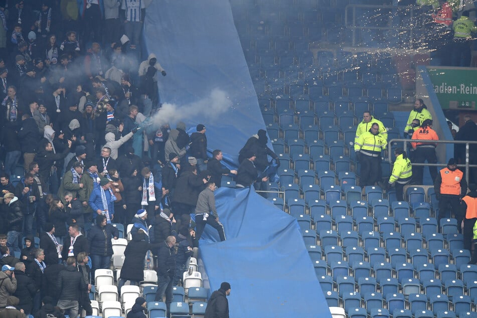 Beim Heimspiel gegen Dynamo Dresden feuerten Hansa-Anhänger Pyrotechnik auf Spielfeld und Gästefans.