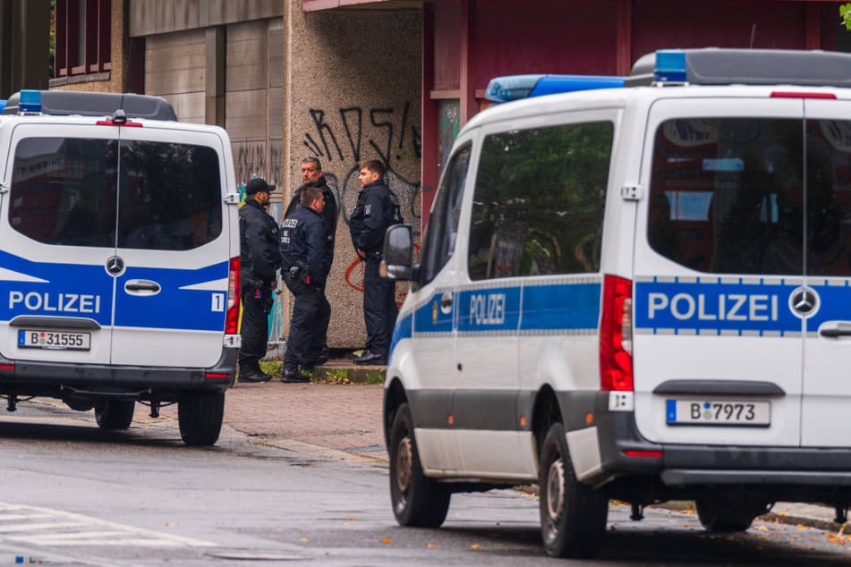 Nach einer Demonstration im Wedding soll die 43-Jährige am Dienstagabend versucht haben, ein Polizeifahrzeug anzuzünden. (Symbolfoto)