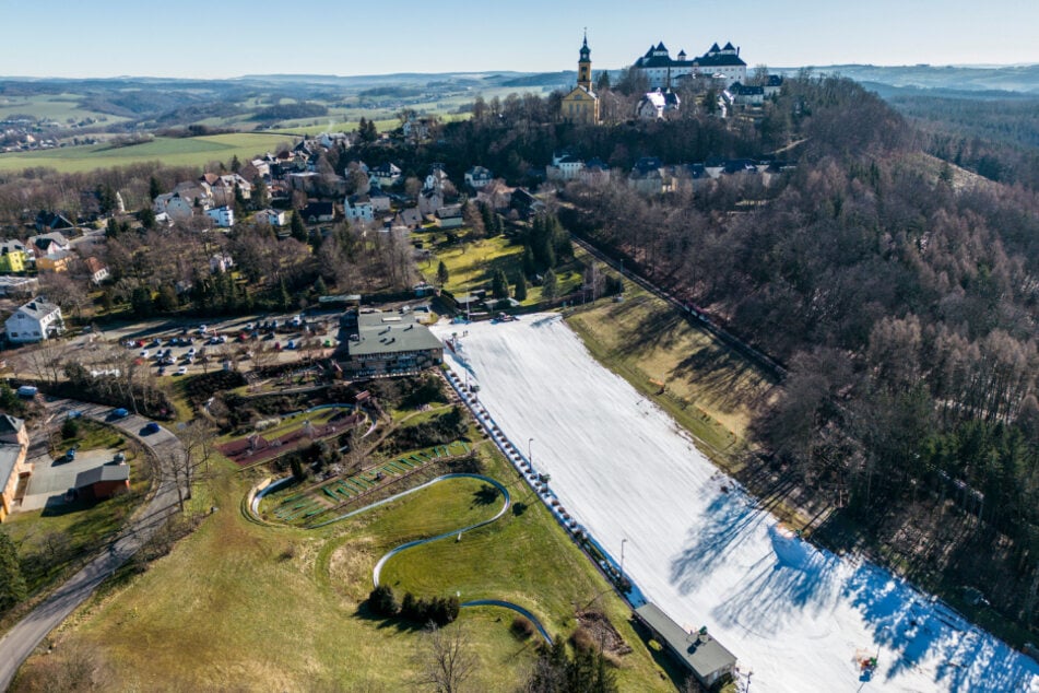 Grün und weiß: Die Sommerrodelbahn befindet sich direkt neben dem Skihang mit Kunstschnee.