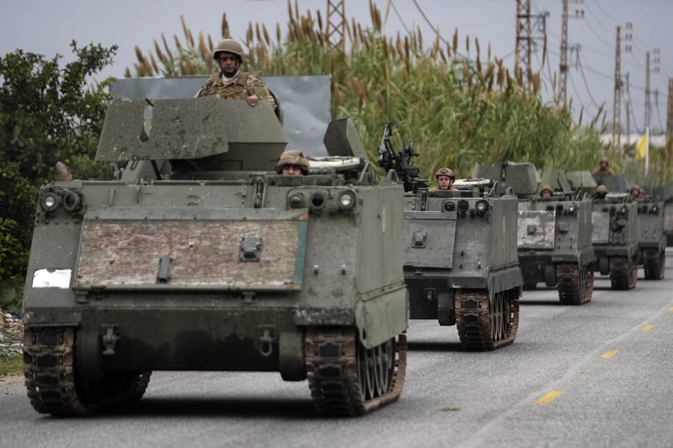 Libanesische Soldaten fahren in einem Konvoi auf dem Weg in den Südlibanon, nachdem eine Waffenruhe zwischen Israel und der Hisbollah in Kraft getreten ist. (Archivbild)