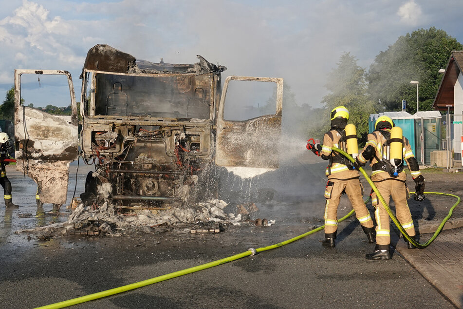Dresden: Brand auf A4-Rastplatz bei Dresden: Laster geht in Flammen auf