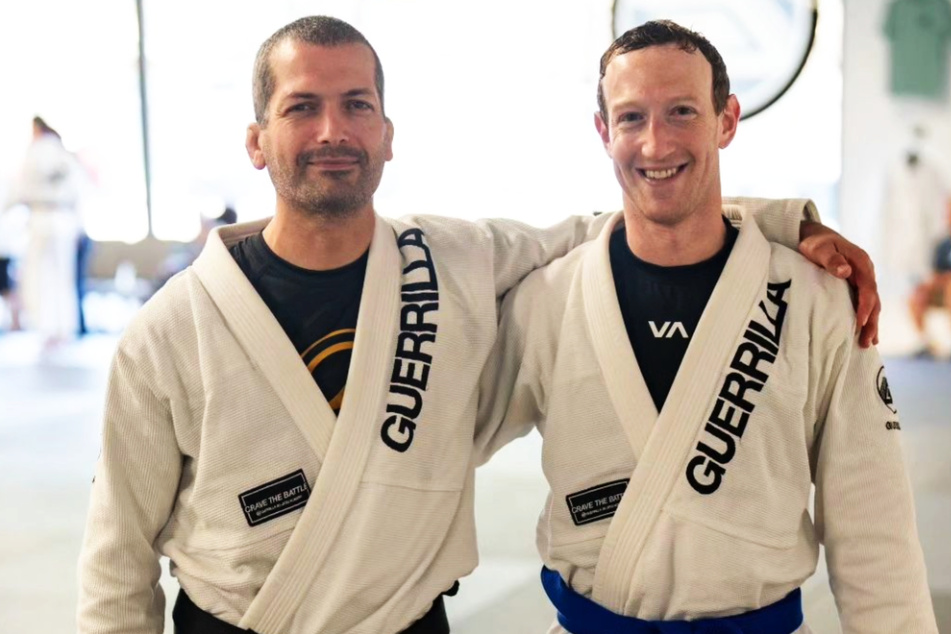 Zuckerberg (r.) mit seinem Coach Dave Camarillo (46, l.), der vor etwa einer Woche den fünften Grad des schwarzen Gürtels in Judo und Brazilian Jiu-Jitsu (BJJ) bekam.