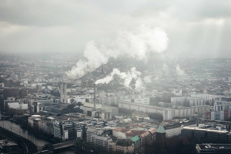 Auch Industrieanlagen tragen dazu bei, dass unsere Luft schlechter wird.