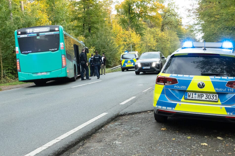 Seniorin verliert nach Sturz in Bus Kampf um Leben: Polizei fahndet nach Radfahrerin und sucht Zeugen