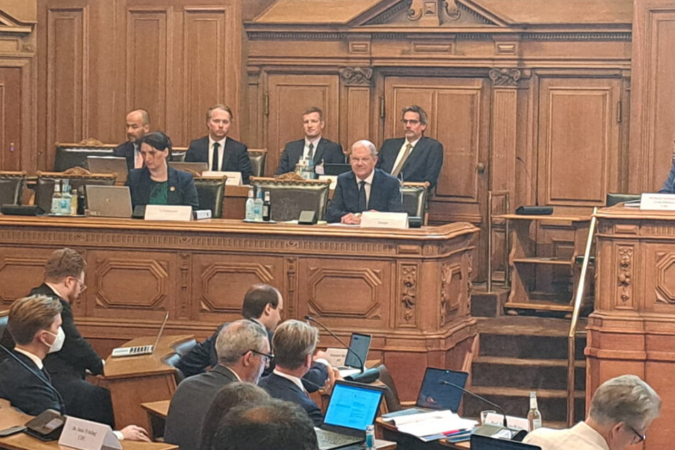 Der Bundeskanzler saß bei der Vernehmung im Plenarsaal des Hamburger Rathauses wieder auf dem Platz, auf dem er früher auch als Erster Bürgermeister gesessen hatte.
