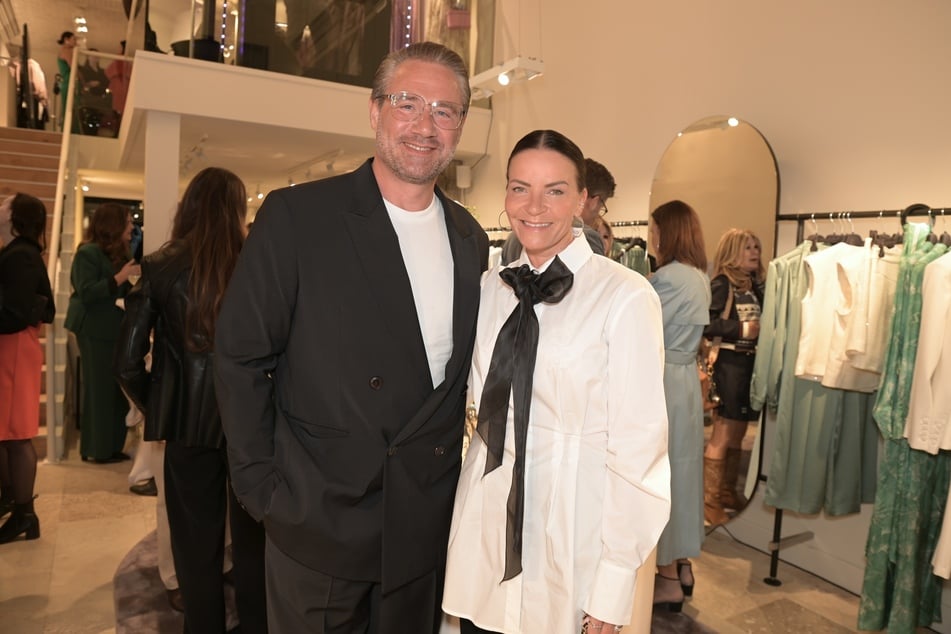 Sänger Sasha (54) wurde von seiner Frau Julia Rötgen (45) zur Eröffnung begleitet.