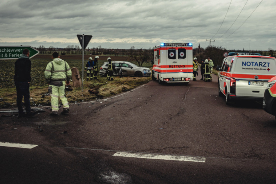 Auf dem Weg zum Kinderfasching: Vier Verletzte bei schwerem Unfall an Kreuzung