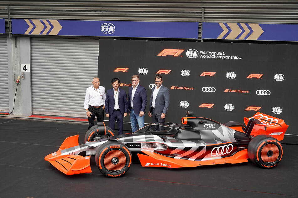 Formel-1-CEO Stefano Domenicali (57, v.l.n.r.), FIA-Präsident Mohammed bin Sulayem (61), Audi-Vorstandschef Markus Duesmann (53), Audi-CTO Oliver Hoffmann (45) stehen vor dem neuen Rennwagen.