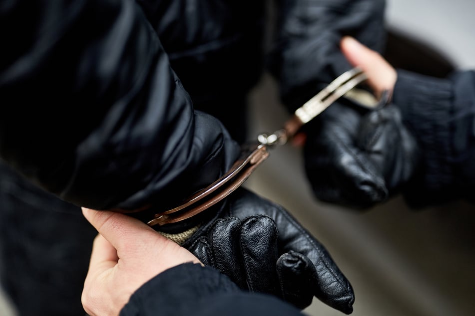 Nach eigenen Angaben hat die Polizei eine Serie von mindestens fünf Raubüberfällen im Rheinland aufgeklärt und zwei Verdächtige (17, 18) festgenommen (Symbolbild).