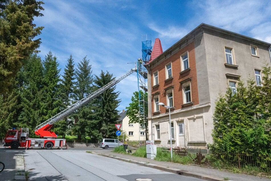 Mit einer Drehleiter haben Kameraden die Konstruktion provisorisch abgesichert.