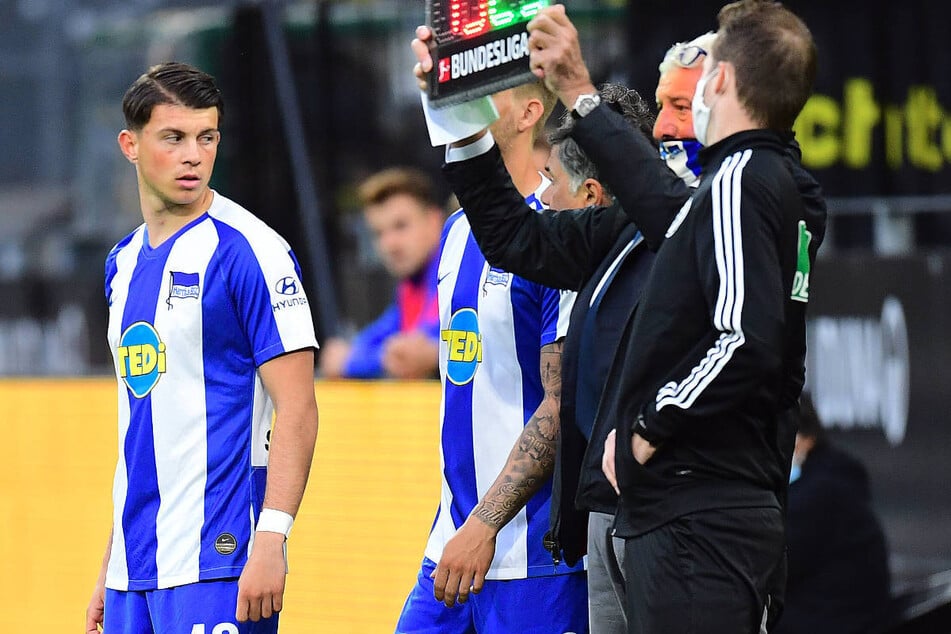 Lazar Samardzic (l.) hat in der Saison 2019/20 im Alter von 18 Jahren sein Bundesliga-Debüt für Hertha BSC gefeiert. (Archivfoto)