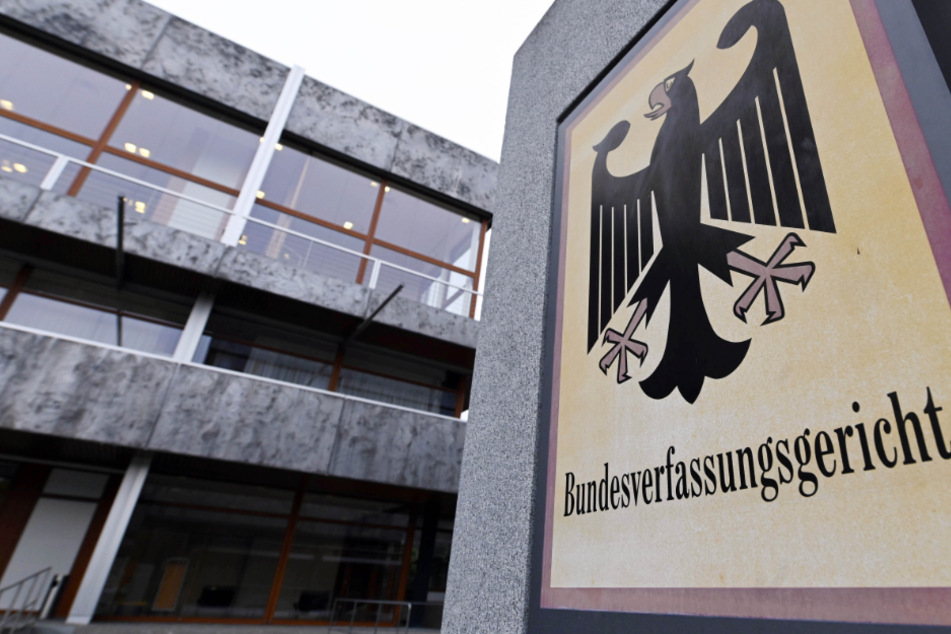 Vor dem Bundesverfassungsgericht versammelten sich 500 Demonstranten am Donnerstag.