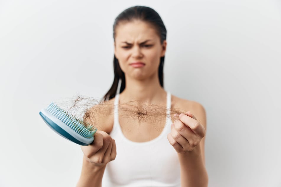 Man sollte eine Haarbürste reinigen und nicht nur die Haare entfernen.