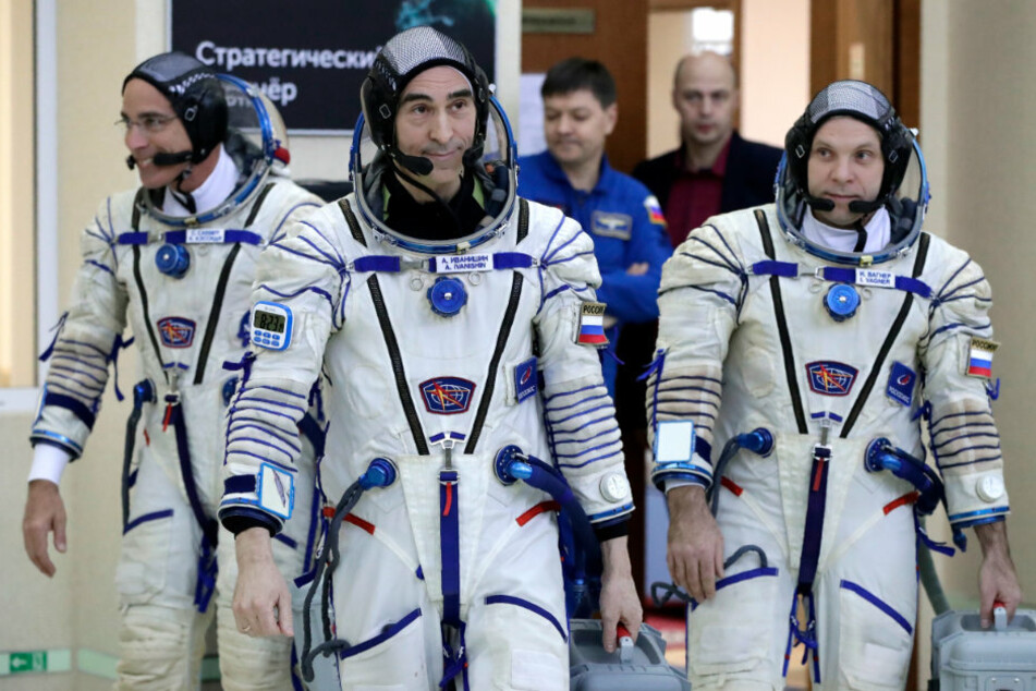 Die russischen Kosmonauten Anatolij Iwanischin (M) und Iwan Vagner (r) und US-Astronaut Christopher Cassidy.