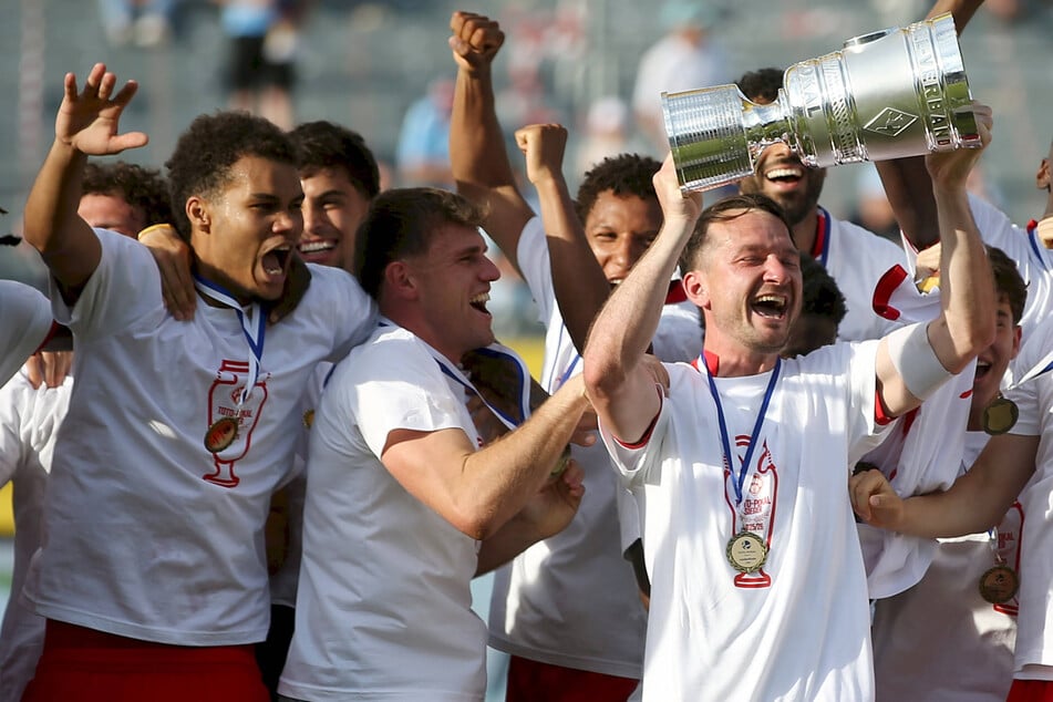 Finaltag der Amateure live: Feuchte Augen bei Pokal-Kapitän! Er geht mit der Trophäe
