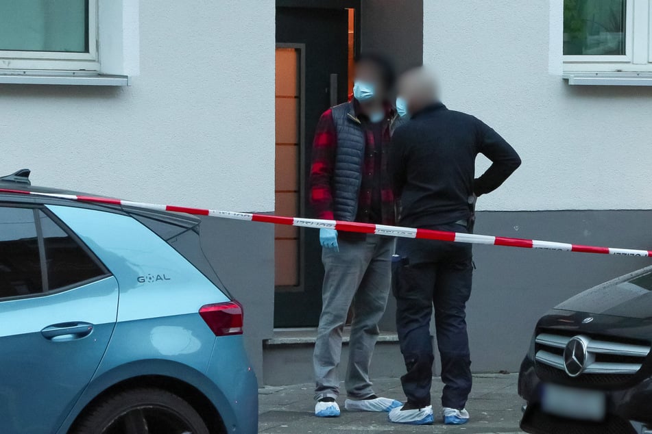 Die Einsatzkräfte sperrten den Gehweg vor dem Haus ab.