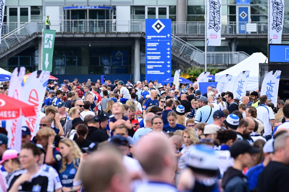 Das Volksparkfestival lockt auch in diesem Jahr zahlreiche Besucher an. Highlight des Tages ist das Testspiel des HSV gegen Olympique Lyon.