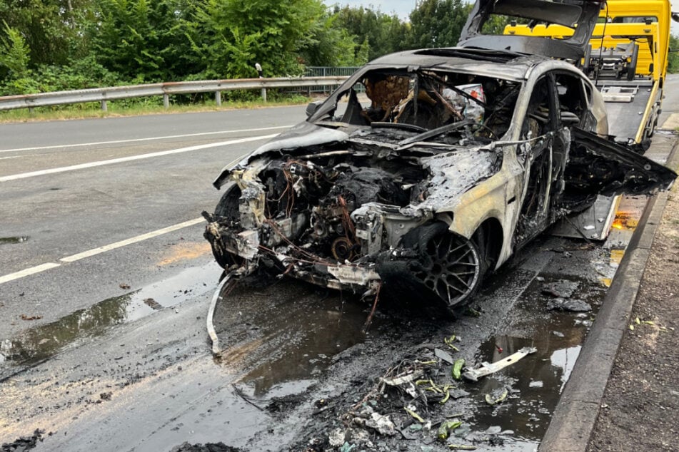 Der BMW wurde abschleppt, nachdem die Feuerwehr die Flammen gelöscht hatte.