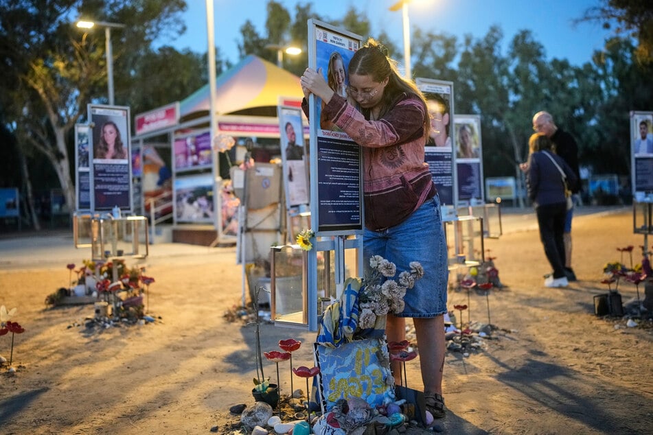 Menschen gedenken am Ort des Nova-Musikfestivals in der Nähe des Kibbuz Reim im Süden Israels dem dritten Jahrestag des Hamas-Angriffs auf Israel vom 7. Oktober 2023, bei dem Hunderte von Festivalbesuchern getötet und entführt wurden.