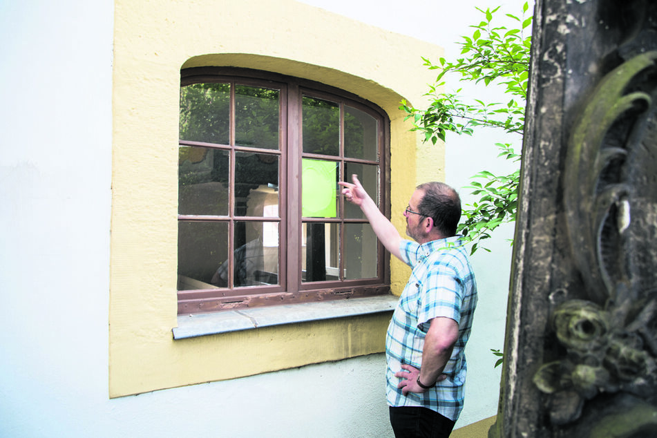 Durch dieses Fenster stiegen die Ganoven.