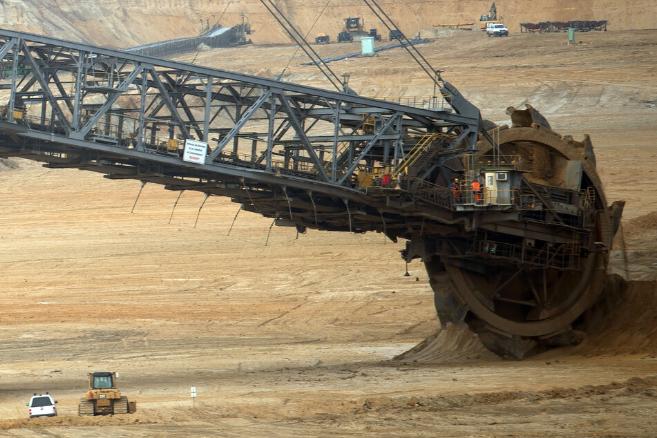 üchen: Bergbaumaschinen arbeiten im Tagebau Garzweiler. Trotz des beschlossenen Kohleausstiegs sollen noch fünf Dörfer im rheinischen Revier dem Braunkohletagebau weichen.