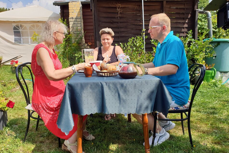 Im Garten von Sächsin Elvira (51, M.) lernten sie Heiko und Sigrid besser kennen.
