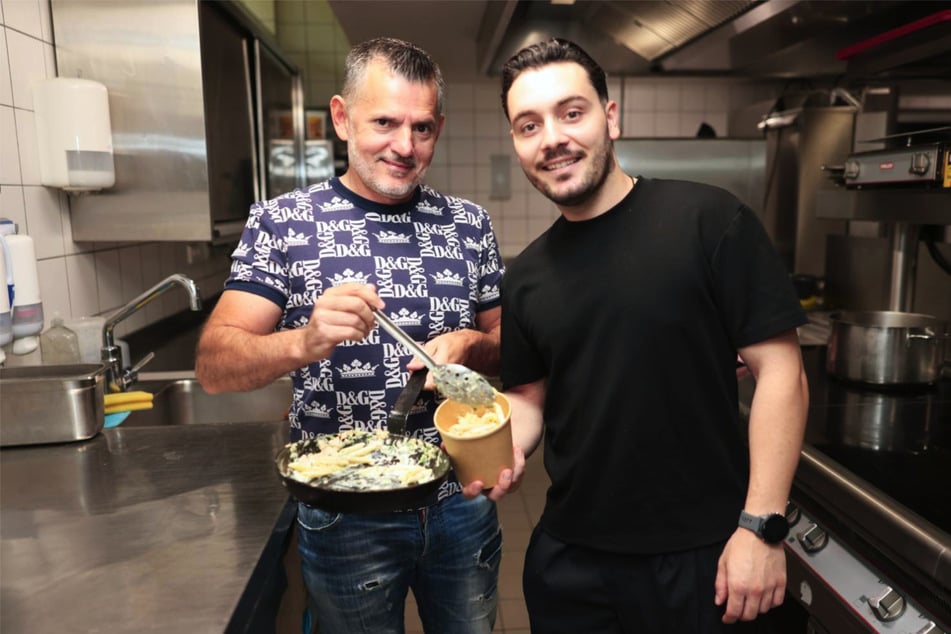 In solchen Boxen, die an sehr große Kaffeebecher erinnern, wird die Pasta dann serviert.