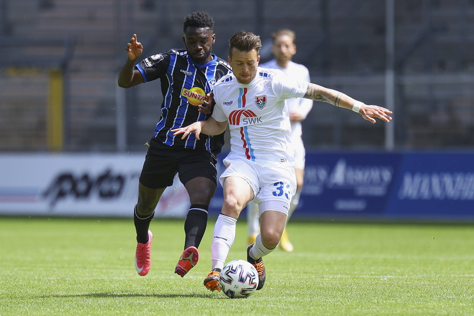 Patrick Göbel (27, r.) im Trikot des KFC Uerdingen im Duell mit Mannheims Joseph Boyamba (24).