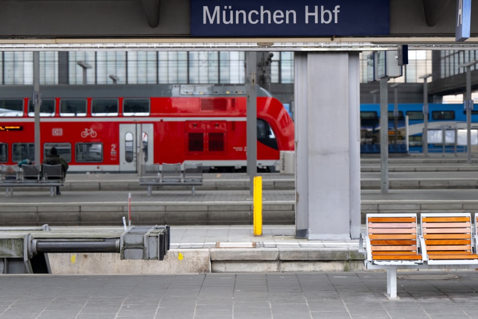 Wer derzeit am Münchner Hauptbahnhof in den Regio-Zug steigt, bekommt eine bekannte Stimme zu hören. (Symbolfoto)