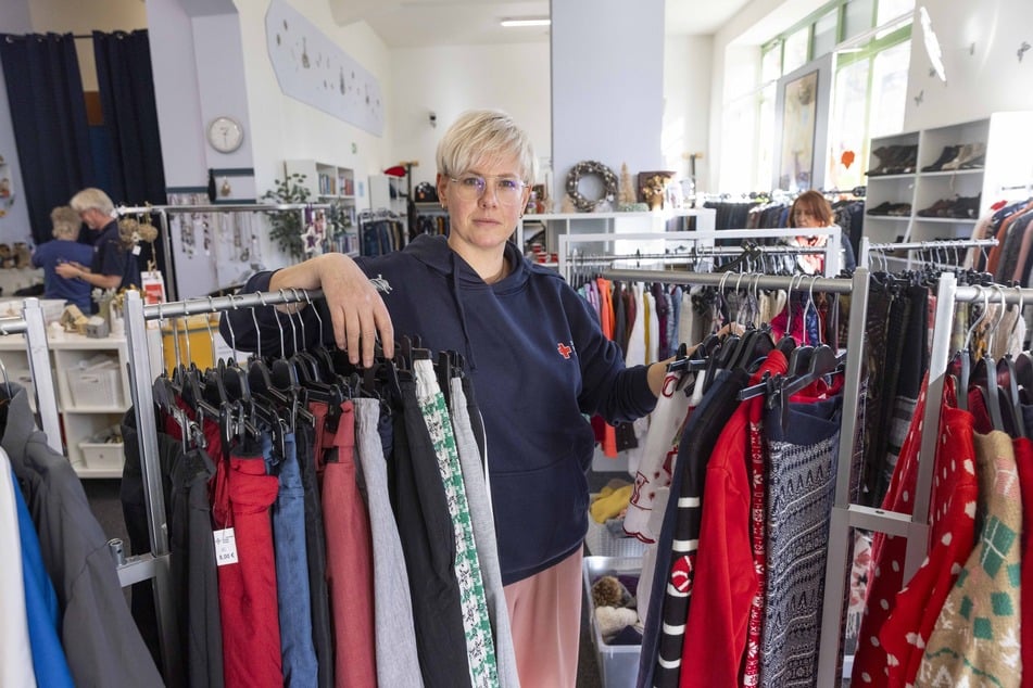 Viele Stammkunden im Secondhand-Laden des DRK in Dresden leben von Sozialhilfe, sagt Ulrike Peter (46).