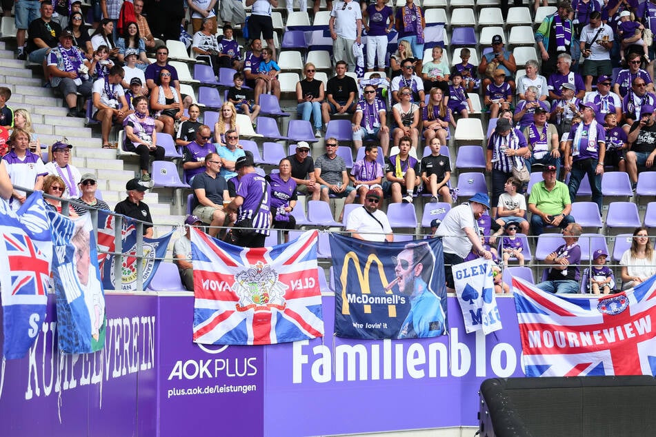 Der Union Jack im Erzgebirgsstadion zum historischen Spiel gegen den Glenavon FC im Juli 2024.