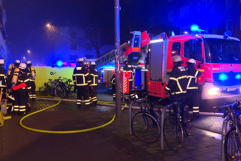 Zahlreiche Feuerwehrleute waren in der Nacht zum Sonntag vor Ort. Der Einsatz dauerte am Morgen noch an.