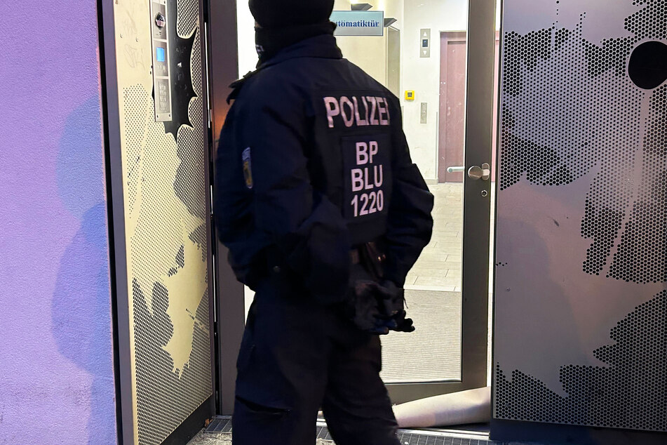 Die Bundespolizei durchsuchte am Mittwoch in Berlin und Brandenburg sowie in Mecklenburg-Vorpommern Wohnungen von mutmaßlichen Käufern gefälschter Dokumente. (Symbolbild)