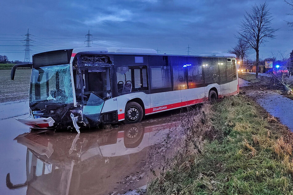 Der Frontbereich des Linienbusses wurde durch den Unfall völlig zerstört, der Fahrer musste von der Feuerwehr befreit werden.