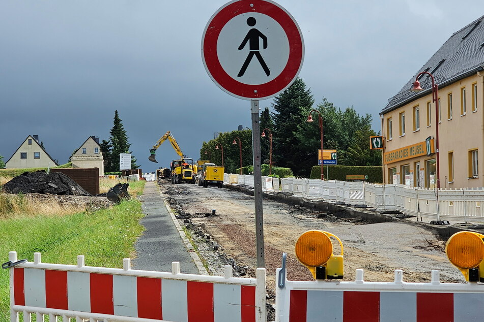 Auf der Hohensteiner Straße in Niederwürschnitz wurde die Bundesstraße aufgerissen, die Leitungen darunter werden seit einem Jahr erneuert.