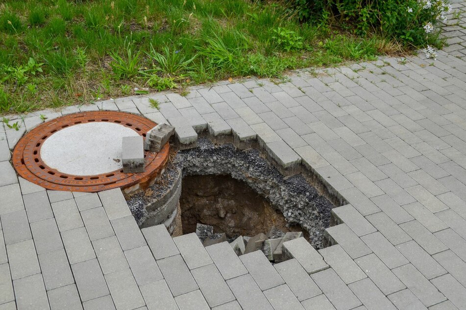 An der Bertold-Brecht-Straße war am Dienstagmorgen ein Gehweg eingebrochen und hatte ein 1,20 Meter tiefes Loch gerissen.