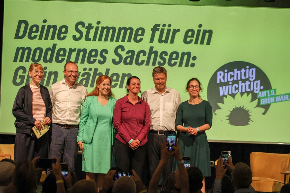 Grünen-Spitzenkandidatin Katja Meier (v.l.n.r.), Umweltminister Wolfram Günther, Fraktionsvorsitzende Franziska Schubert, Direktkandidatin Christin Melcher, Vizekanzler Robert Habeck und Direktkandidatin Claudia Maicher zusammen in Leipzig.