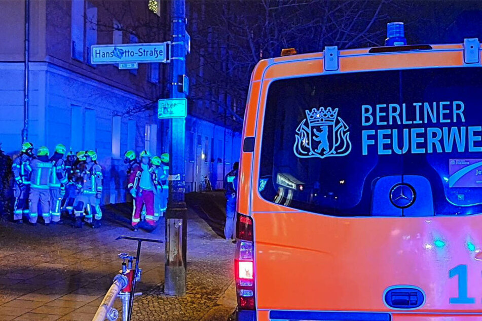 Die Berliner Feuerwehr hat am Sonntagabend im Prenzlauer Berg sechs Menschen bei einem Brand gerettet.