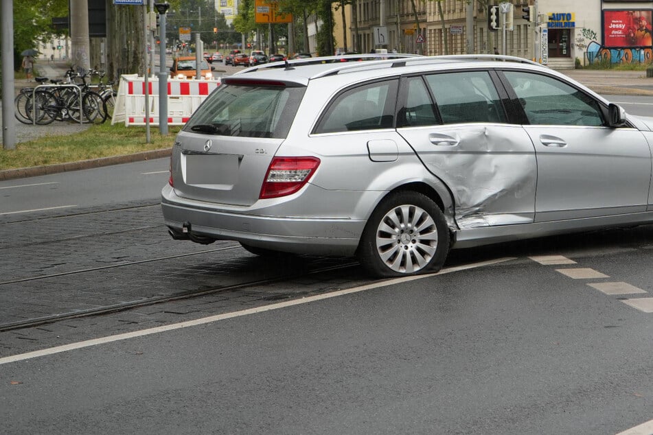 Laster kracht in Mercedes: Sperrung nach Unfall im Leipziger Osten